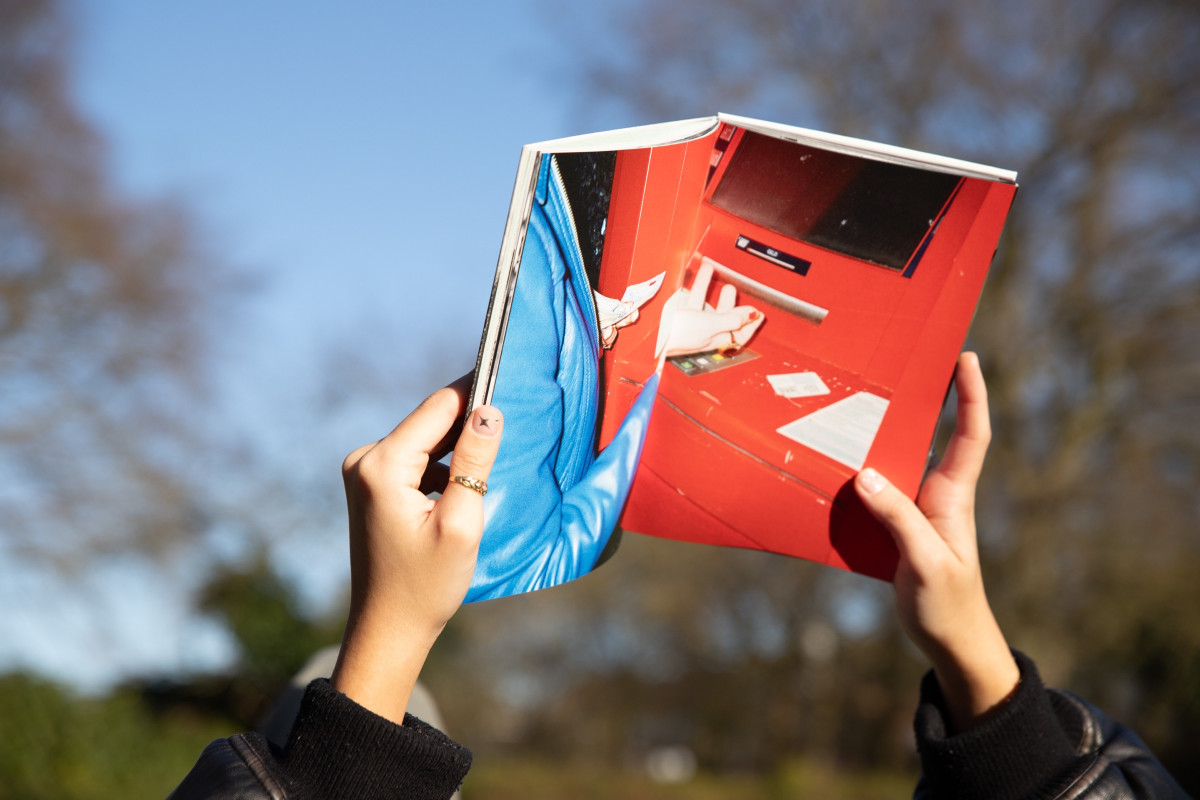 sitze im blau, draußen ist es gelb