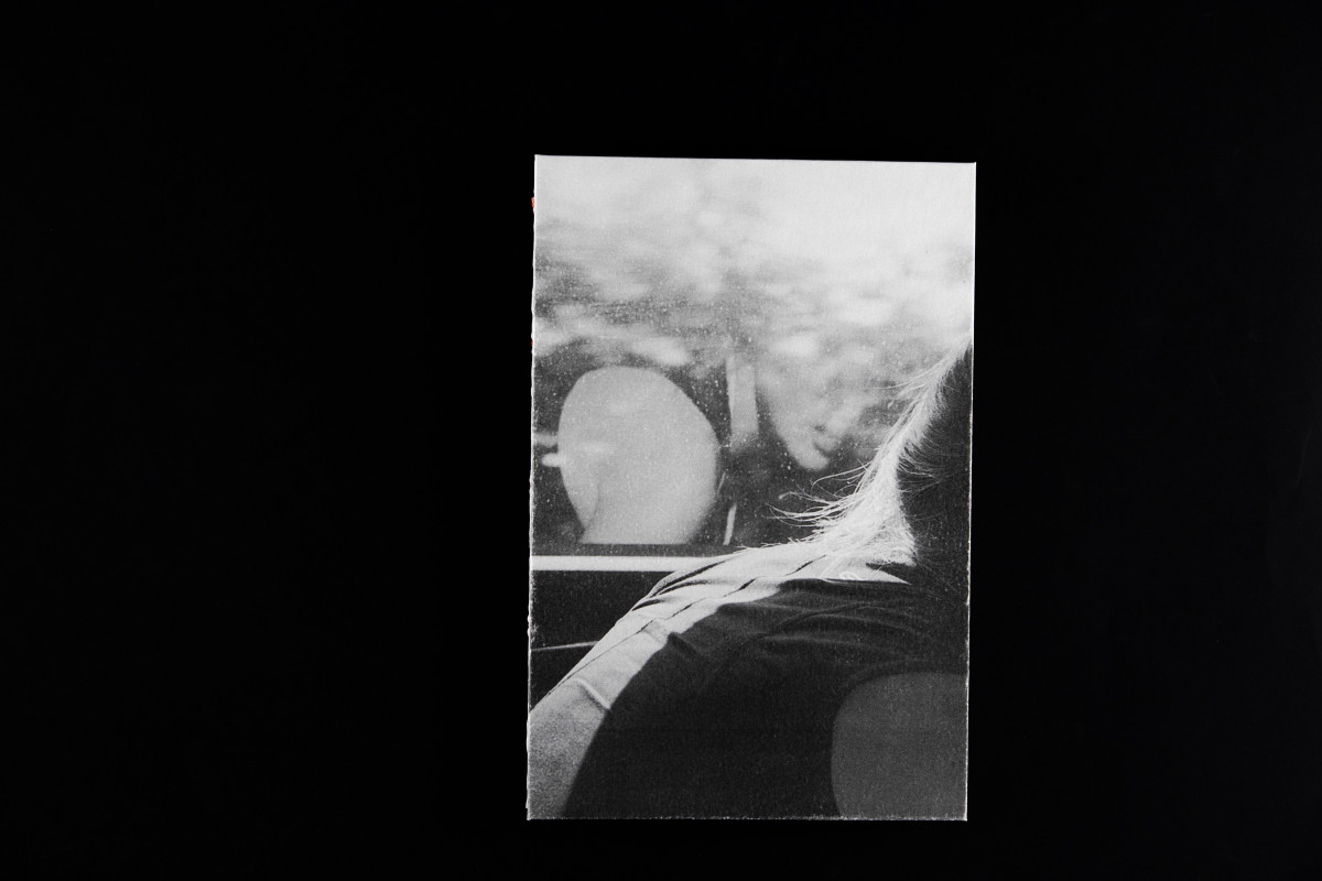 sitze im blau, draußen ist es gelb