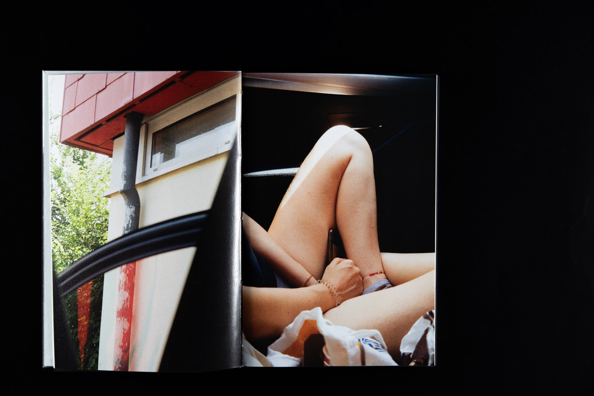 sitze im blau, draußen ist es gelb