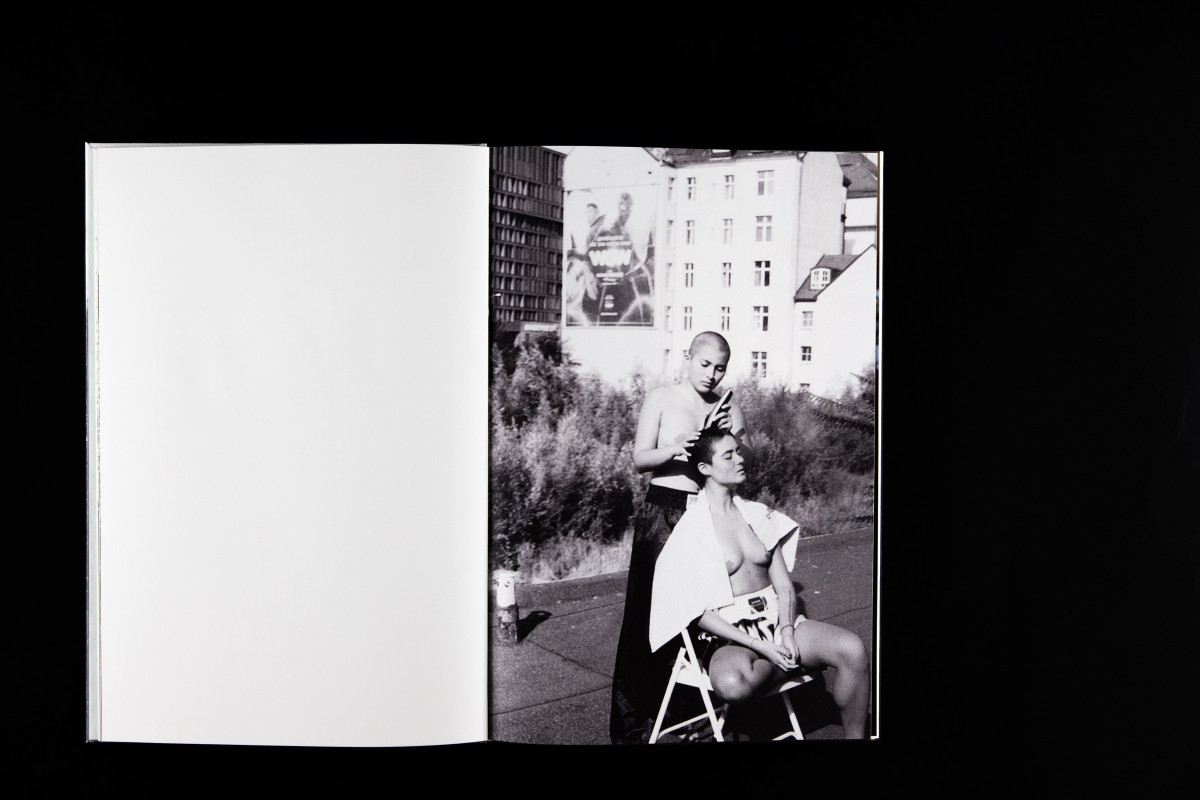 sitze im blau, draußen ist es gelb