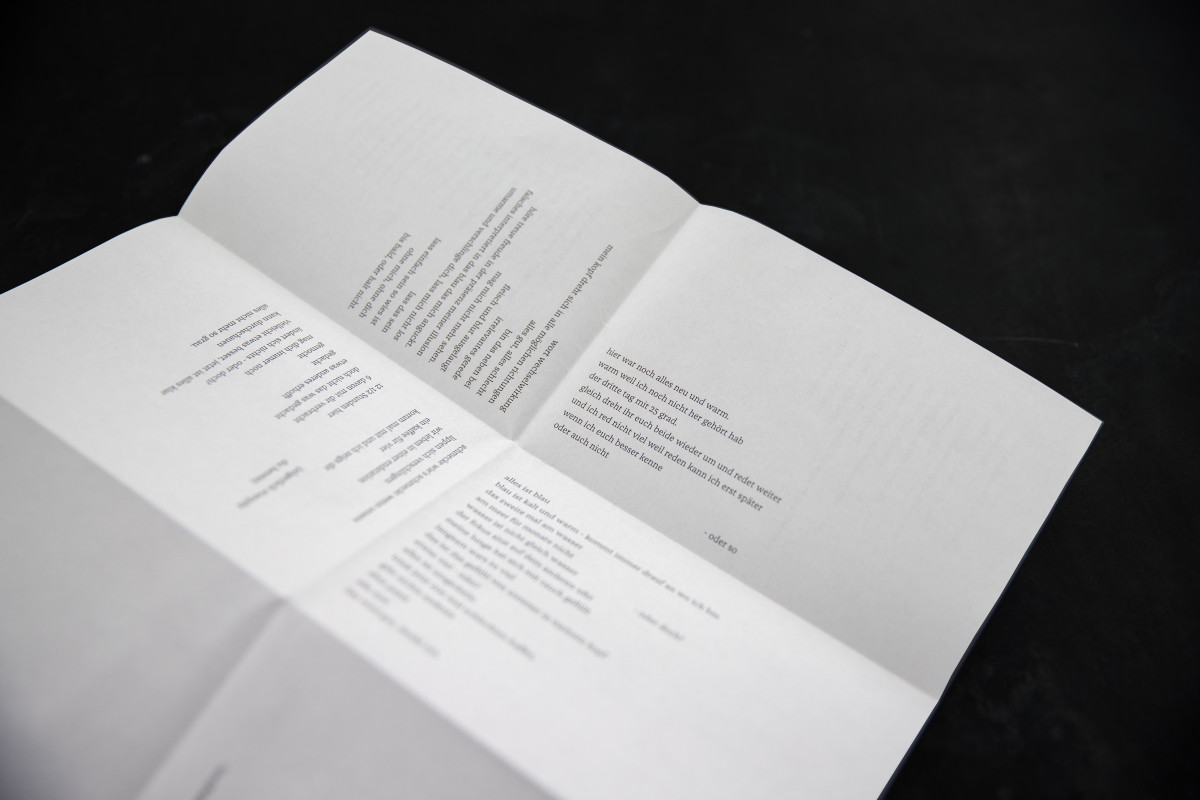 sitze im blau, draußen ist es gelb